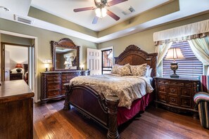 3 bedrooms, iron/ironing board, WiFi, bed sheets - Casa de Capucine: Timeless Elegance & Grand Interiors. (Humble)