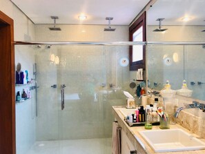 シャワー、ジェットバス、ヘアドライヤー、タオル