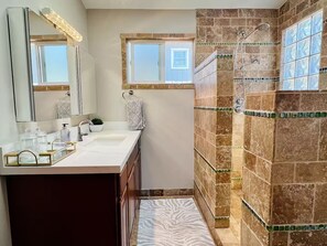 Shower, hair dryer, towels, soap - Large Yard, Walk to Beach and Restaurants (San Diego)