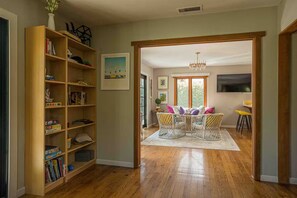 Smart TV, books - Large Yard, Walk to Beach and Restaurants (San Diego)