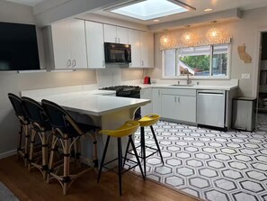 Fridge, microwave, oven, stovetop - Large Yard, Walk to Beach and Restaurants (San Diego)