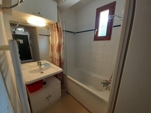 Bathroom - Ground floor, balcony, tv, ski locker, 34m², Valfréjus (Valfréjus)