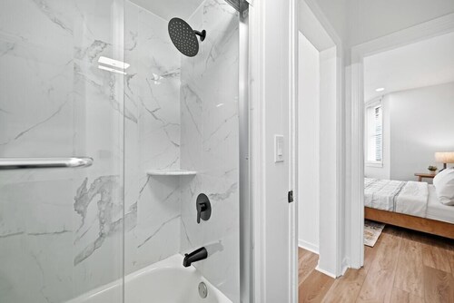 Dormont, Pittsburgh Stylish and Modern Two Bedroom Apartment