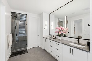 Hair dryer, towels, soap, shampoo - Modern Home with Spa Bath & Garage Altadore (Calgary)