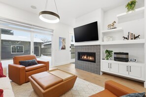 TV, fireplace, stereo - Modern Home with Spa Bath & Garage Altadore (Calgary)