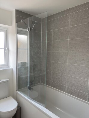 Hair dryer, towels, soap, toilet paper - New house beautifully furnished to a high standard. 12 minute drive to southwold (Wrentham)