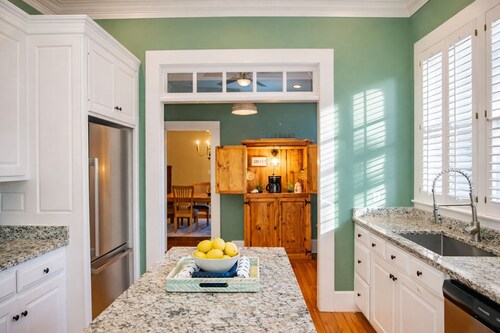 Steps to VSU Campus • Private Pool • Sleeps 10 • Magnolia Manor