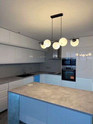 Kjøleskap, mikrobølgeovn, ovn og oppvaskmaskin