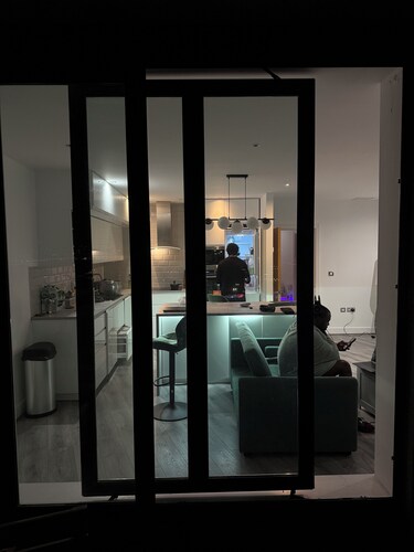 Two Bedroom spacious Riverside apartment w/gym, walking distance to Excel & LCY