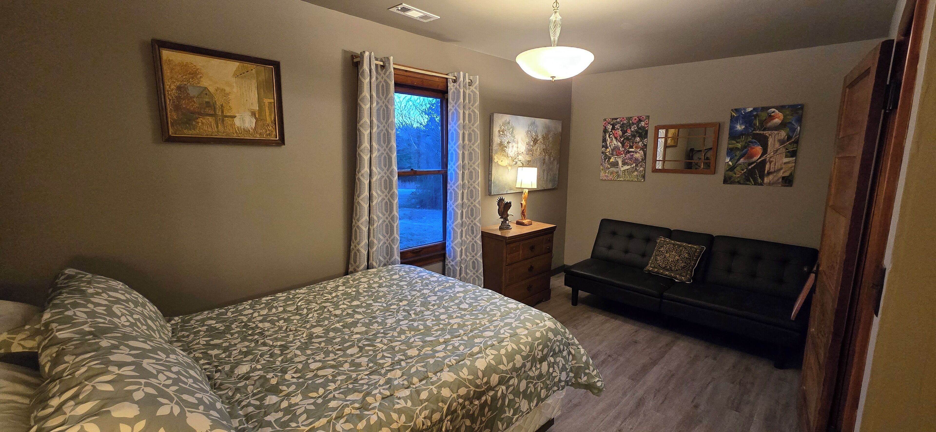 2 chambres, fer et planche à repasser, accès au Wi-Fi (inclus)