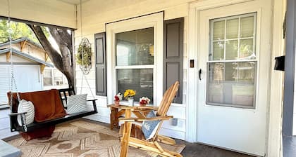 The GrayStone 2 bed/ 1 bath house, walkable to downtown, WiFi, pets ok w/fee