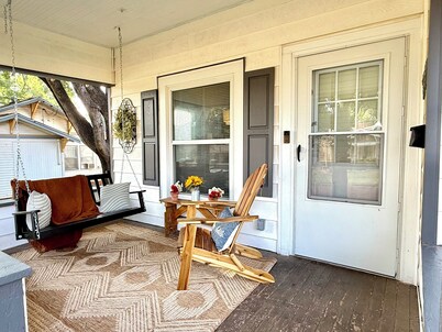 The GrayStone 2 bed/ 1 bath house, walkable to downtown, WiFi, pets ok w/fee