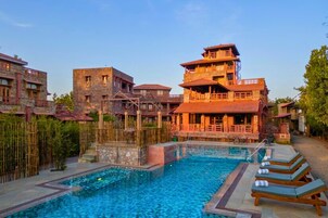Una piscina al aire libre