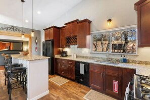 Fridge, microwave, oven, stovetop - Red Rocks, Relaxation & Family: Walk to Garden of the Gods - Hot Tub / Dogs OK (Colorado Springs)