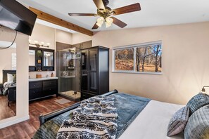 4 bedrooms, iron/ironing board, travel crib, free WiFi - Red Rocks, Relaxation & Family: Walk to Garden of the Gods - Hot Tub / Dogs OK (Colorado Springs)