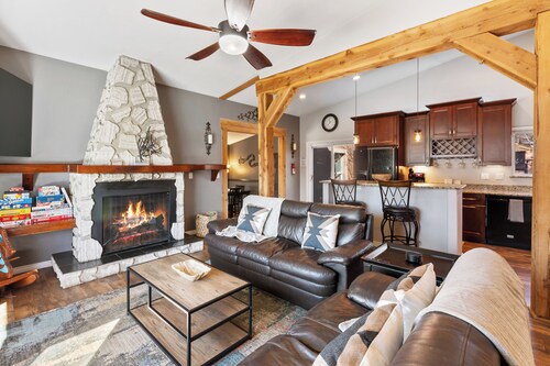 Red Rocks, Relaxation & Family: Walk to Garden of the Gods - Hot Tub / Dogs OK