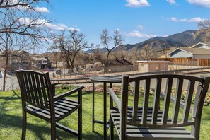Property grounds - Red Rocks, Relaxation & Family: Walk to Garden of the Gods - Hot Tub / Dogs OK (Colorado Springs)