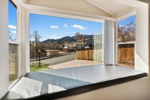 Interior - Red Rocks, Relaxation & Family: Walk to Garden of the Gods - Hot Tub / Dogs OK (Colorado Springs)