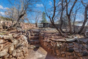 Property grounds - Red Rocks, Relaxation & Family: Walk to Garden of the Gods - Hot Tub / Dogs OK (Colorado Springs)