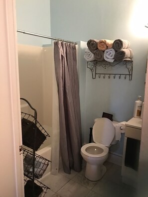 Towels, toilet paper - 2-bedroom upstairs apartment in charming New Orleans near French Quarter (New Orleans)