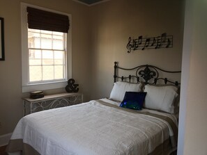 2 bedrooms, WiFi, bed sheets - 2-bedroom upstairs apartment in charming New Orleans near French Quarter (New Orleans)