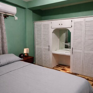 3 bedrooms, iron/ironing board, WiFi, bed sheets - Fabulous 3-bedroom house with AC in welcoming St. Patrick's (St. Patrick's)