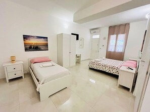 書桌、免費 Wi-Fi