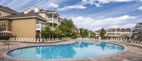 Alberca al aire libre y alberca climatizada