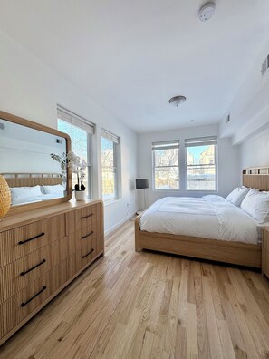 3 bedrooms, iron/ironing board, WiFi, bed sheets - Marvelous 3-bedroom/2 bath  apartment with AC in vibrant Newark (Newark)