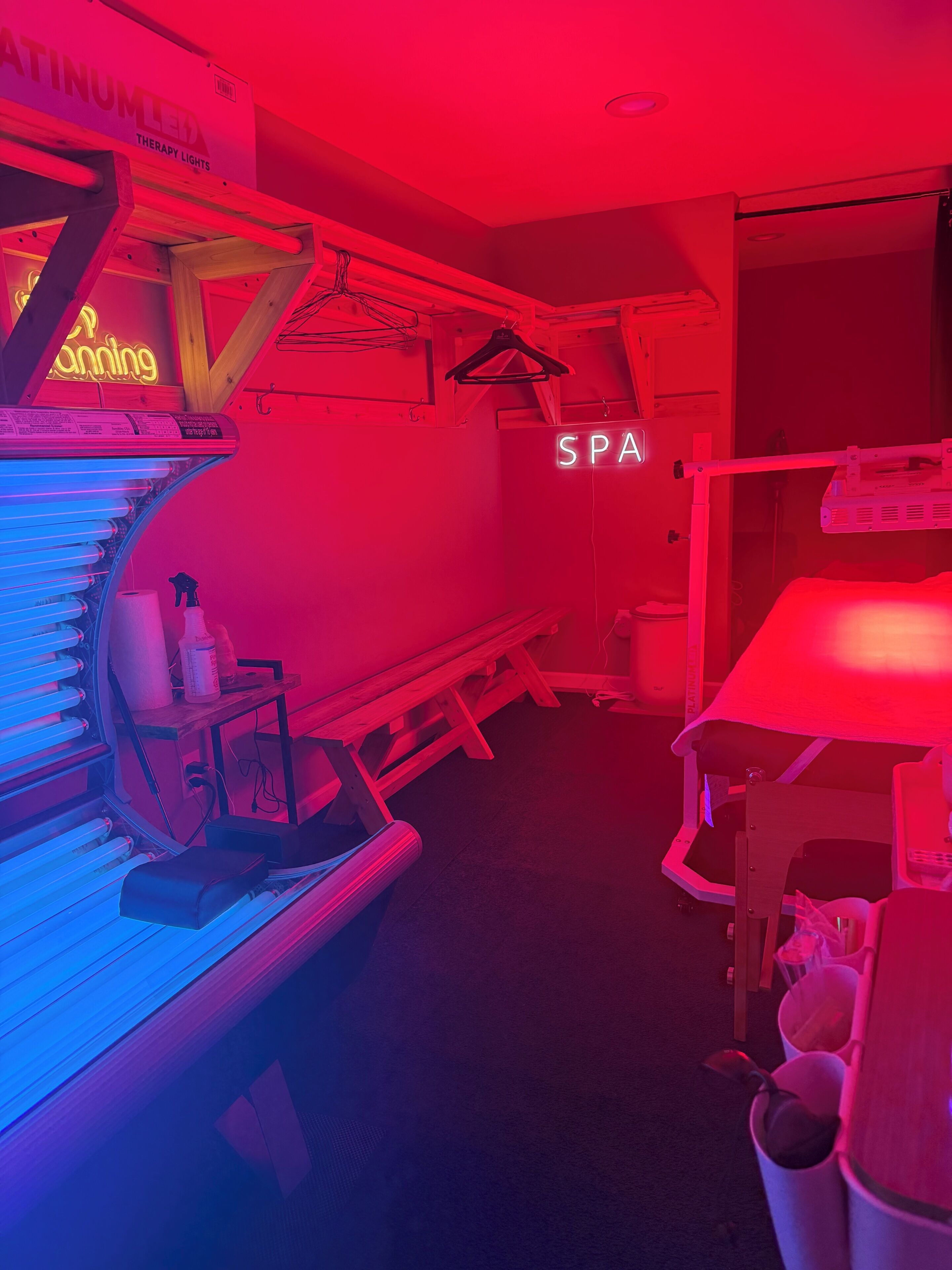 Ett rum med ett spaområde, inklusive en massagebänk, en bänk och en skylt med texten ”SPA”.
