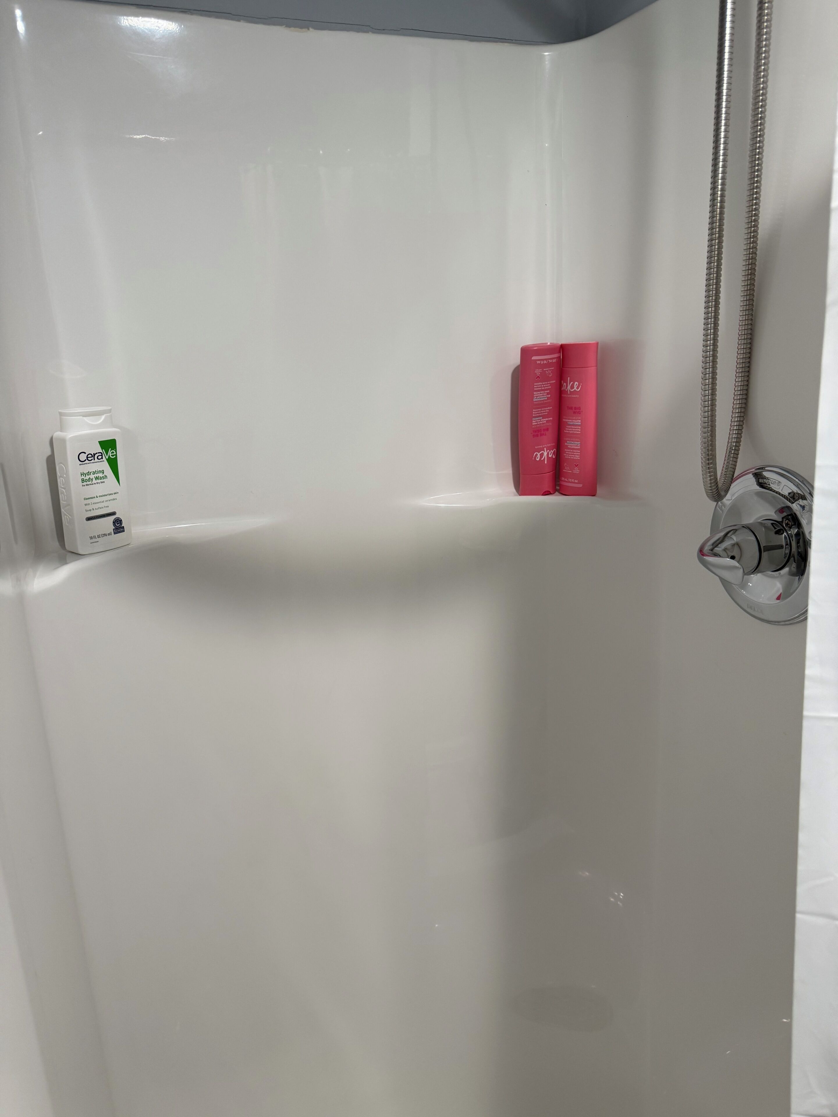Douche, sèche-cheveux, bidet, serviettes fournies