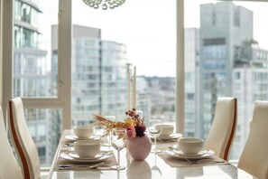 Dining - Sky-High Luxury in Vibrant Yaletown Hub WaterViews (Vancouver)