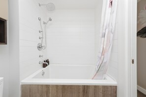 Shower, hair dryer, towels, soap - Sky-High Luxury in Vibrant Yaletown Hub WaterViews (Vancouver)