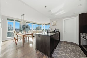 Microwave, oven, stovetop, coffee/tea maker - Sky-High Luxury in Vibrant Yaletown Hub WaterViews (Vancouver)