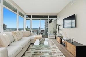 Smart TV - Sky-High Luxury in Vibrant Yaletown Hub WaterViews (Vancouver)