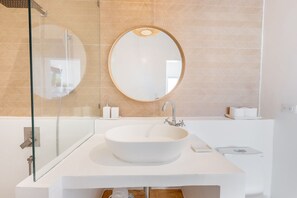 Shower, hair dryer, towels, soap - 1-bedroom 1.5 bath apartment in beautiful Cap Cana with private pool and gym (Punta Cana)