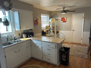 Fridge, microwave, oven, stovetop - 3-bedroom townhome in welcoming St. Joseph.  Close to all the beaches &wineries  (St. Joseph)