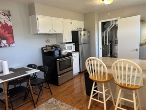 Fridge, microwave, oven, stovetop - 3-bedroom townhome in welcoming St. Joseph.  Close to all the beaches &wineries  (St. Joseph)