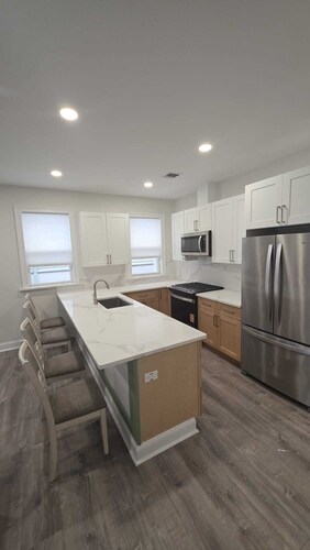 Spacious apartment near new York city... laundry. yard.