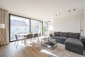 TV - Levant Apartment: 2 bedrooms, 2 bathrooms, balcony & Knokke-Heist! (Knokke-Heist)