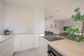 Fridge, microwave, oven, stovetop - Levant Apartment: 2 bedrooms, 2 bathrooms, balcony & Knokke-Heist! (Knokke-Heist)