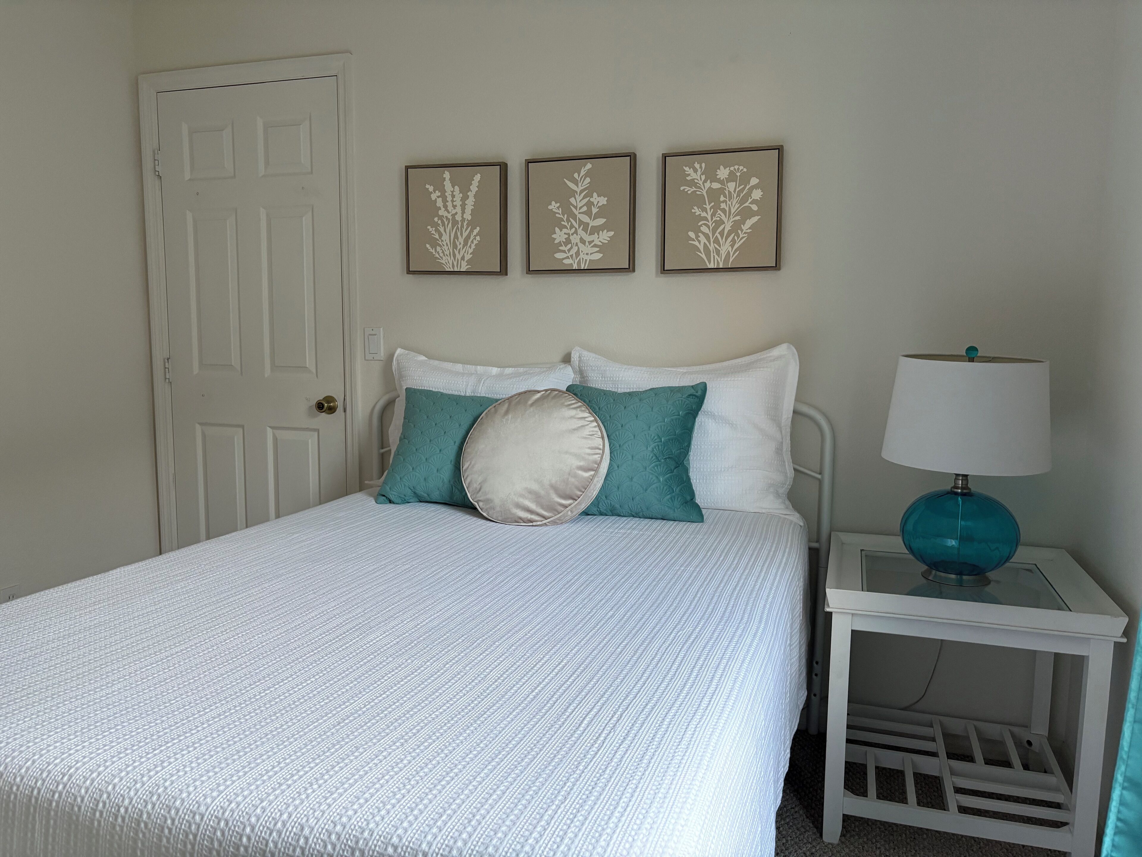 Iron/ironing board, bed sheets