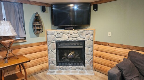 Spacious 4-bedroom house, large yard in beautiful Indianola.