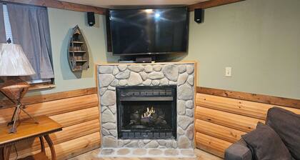 Spacious 4-bedroom house, large yard in beautiful Indianola.