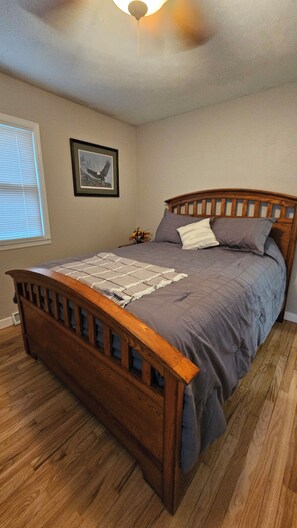 4 bedrooms, iron/ironing board, WiFi, bed sheets