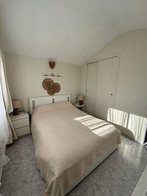 Unclassified image, 5 of 65, button - 70-square-meter house / sleeps 6 / 50-meter community pool (Torrevieja)