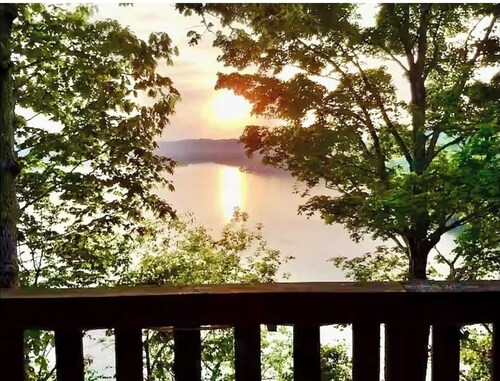 Cozy 2-bedroom A frame house with stunning lake views in quaint Somerset