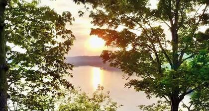 Cozy 2-bedroom A frame house with stunning lake views in quaint Somerset