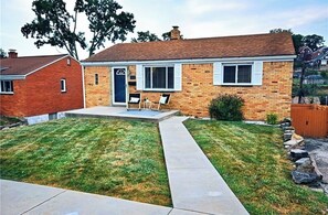 Exterior - Quaint 2-bedroom house with AC within minutes of downtown Pittsburgh (Pittsburgh)