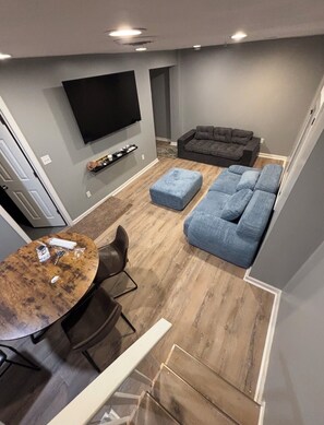 Living area - Quaint 2-bedroom house with AC within minutes of downtown Pittsburgh (Pittsburgh)
